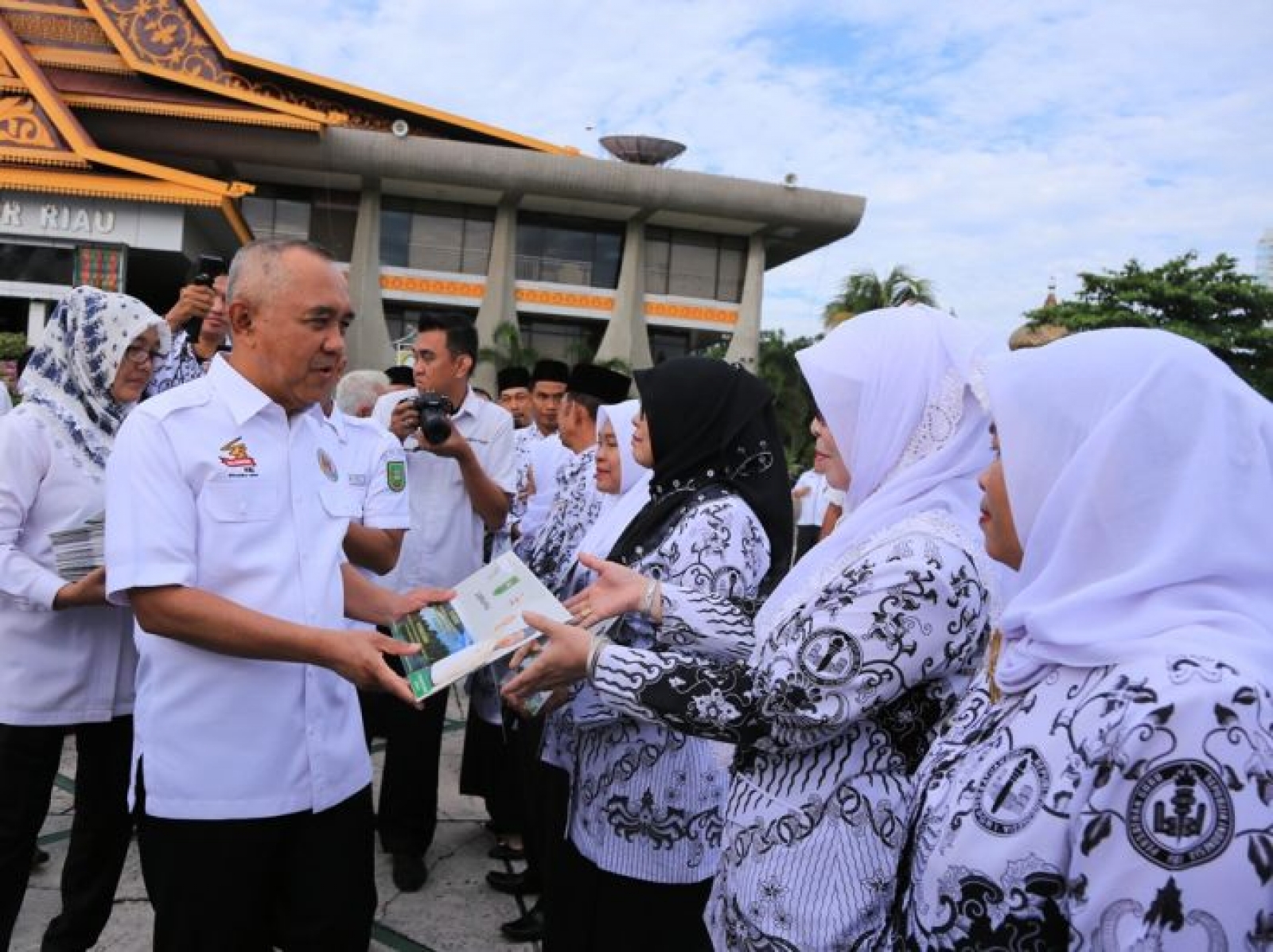 Infopublik Gubri Serahkan Pengharganan Adiwiyata Kepada Sekolah