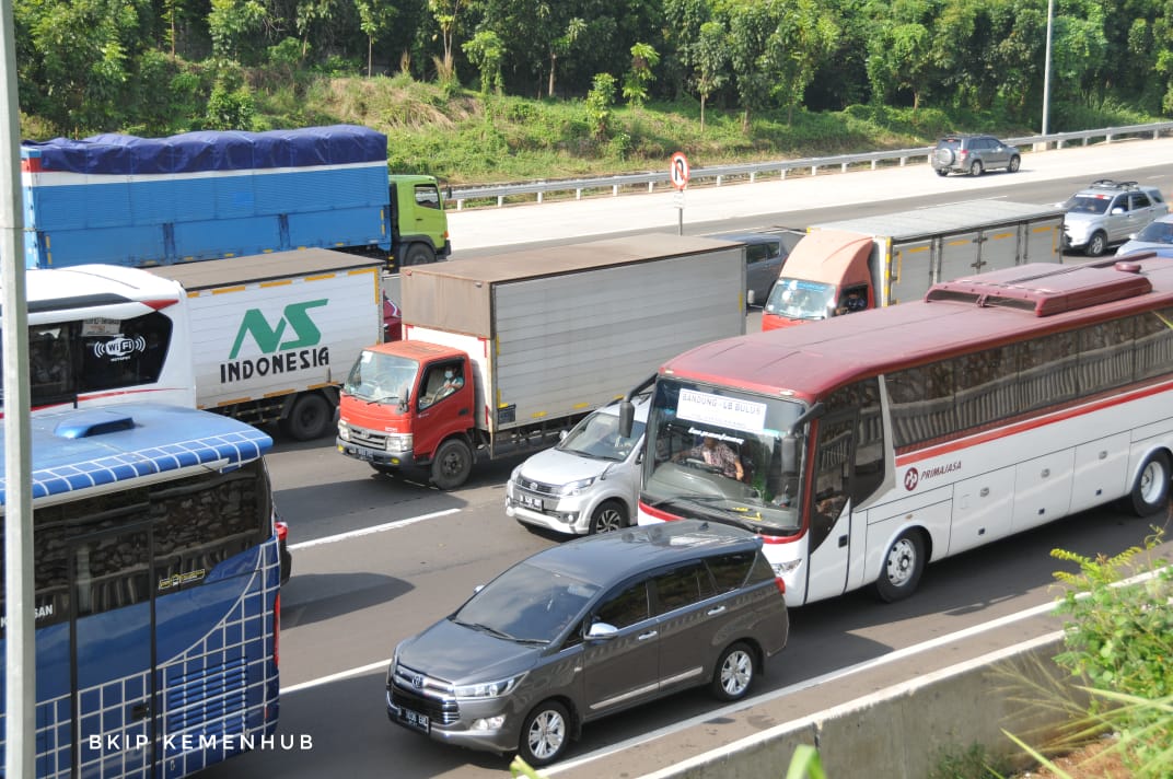 Infopublik Urai Kepadatan Tol Cikampek Berlakukan Contraflow Dan