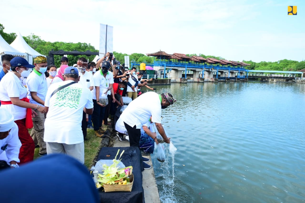 InfoPublik Aksi Bersih Sampah Kawasan Mangrove Dukung KTT G20 Di Bali