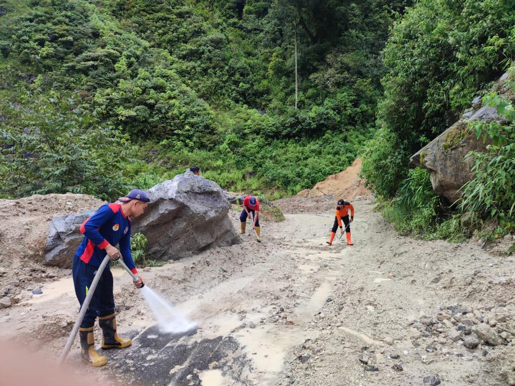 InfoPublik BPBD Dan Damkar Agam Bersihkan Sisa Longsor Di Batu Apik