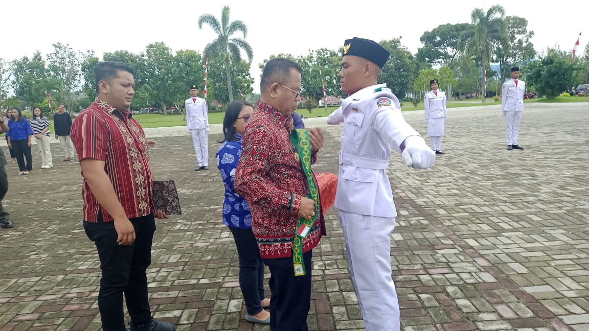 Infopublik Pemkab Toba Apresiasi Paskibra Dengan Piagam Penghargaan