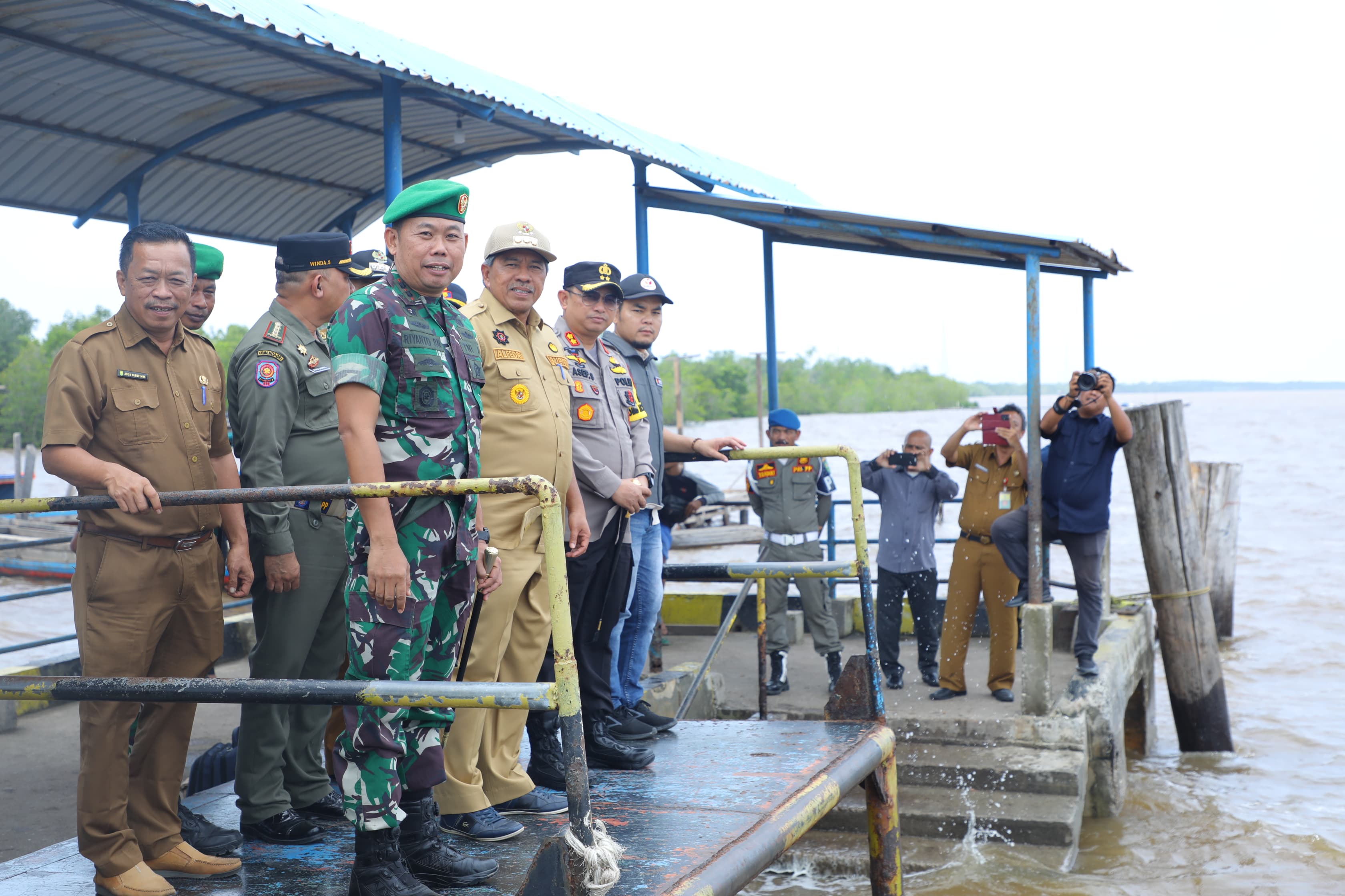 Infopublik Bupati Alfedri Tinjau Pengiriman Logistik Pemilu Untuk Tps