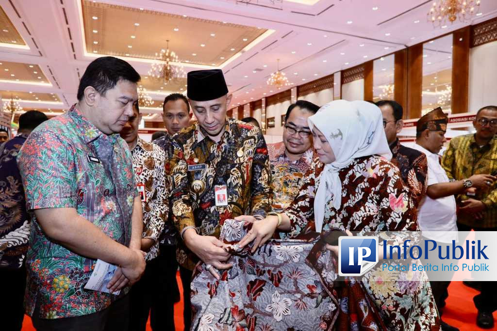 Infopublik Pj Bupati Bangkalan Dan Pj Ketua Tp Pkk Pamerkan Batik