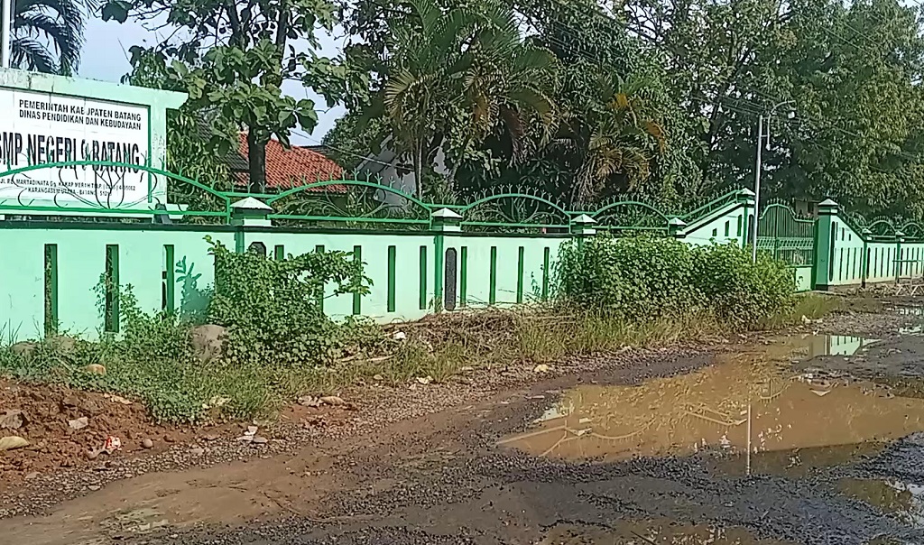 InfoPublik Jalan Ke Sekolah Rusak Warga Minta Ada Perbaikan