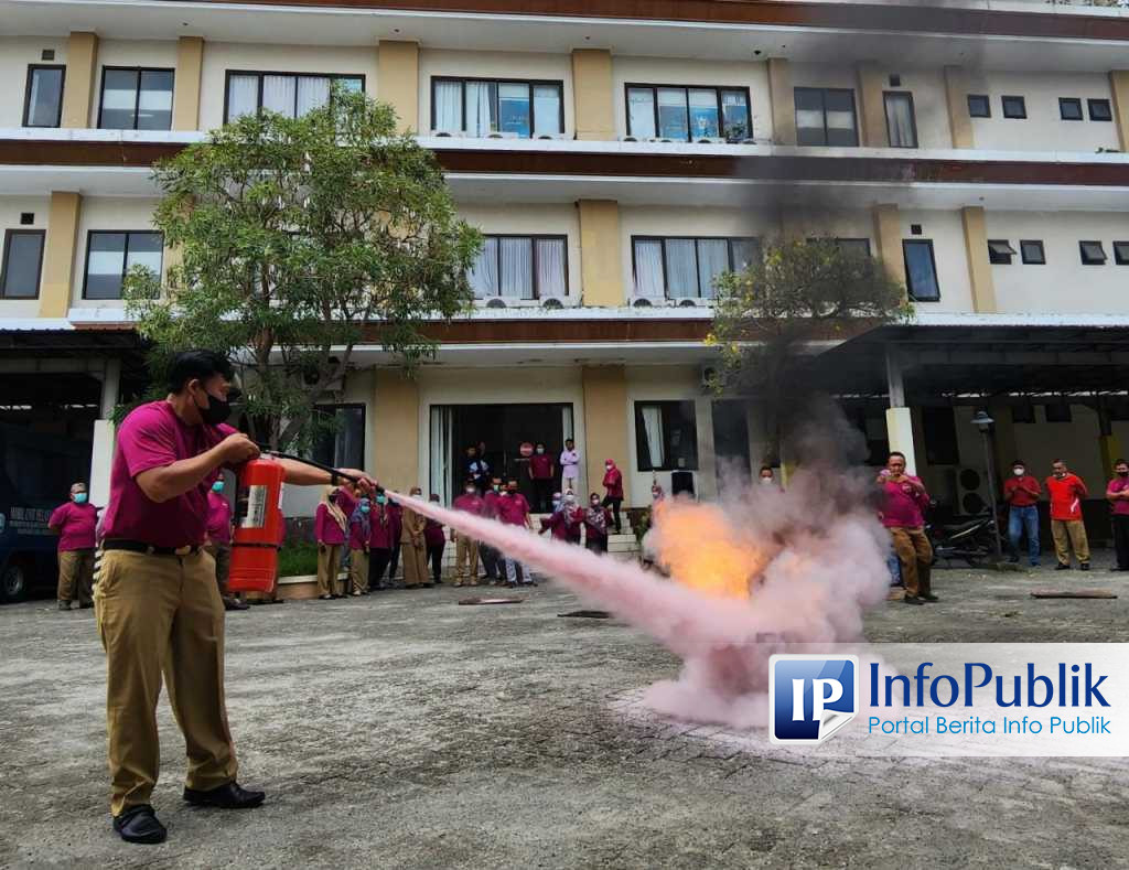 InfoPublik Karyawan Dinkes Ponorogo Berlatih Tanggap Gempa Dan Kebakaran