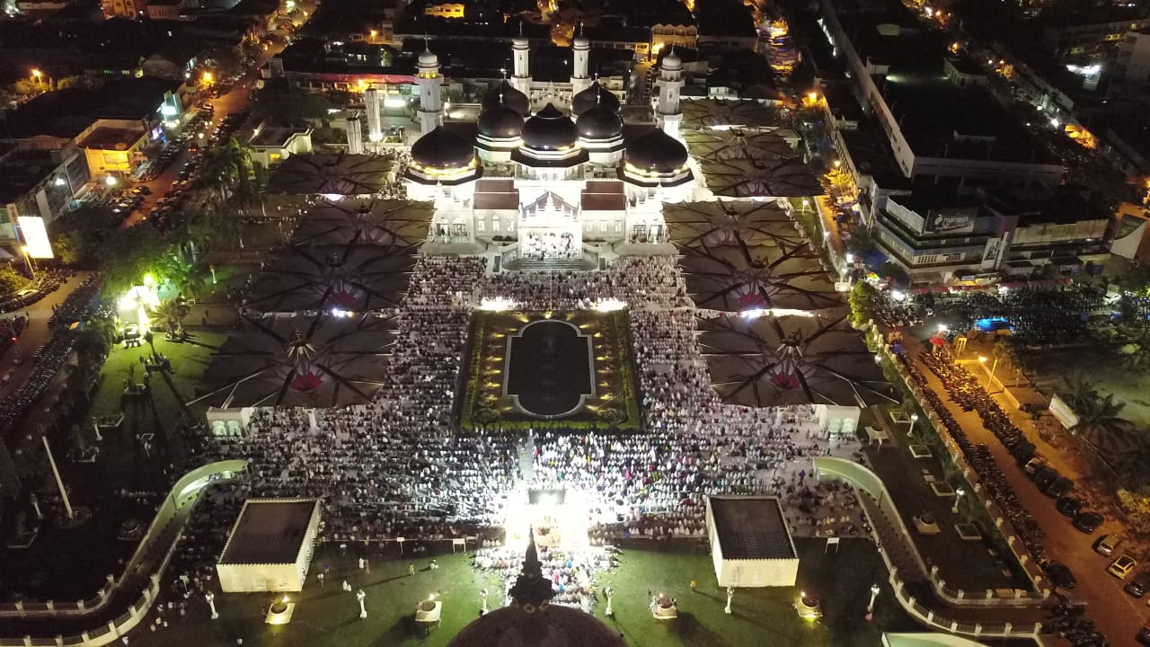 Infopublik Tarawih Malam Pertama Jamaah Masjid Raya Membeludak