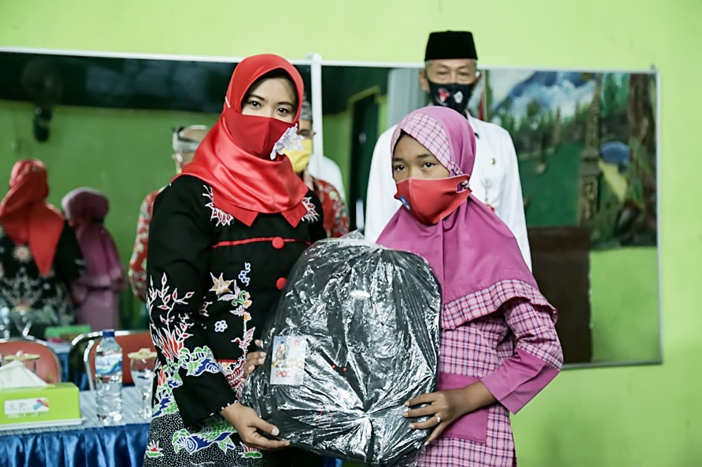 Infopublik Yayasan Gnota Salurkan Bantuan Peralatan Sekolah Di