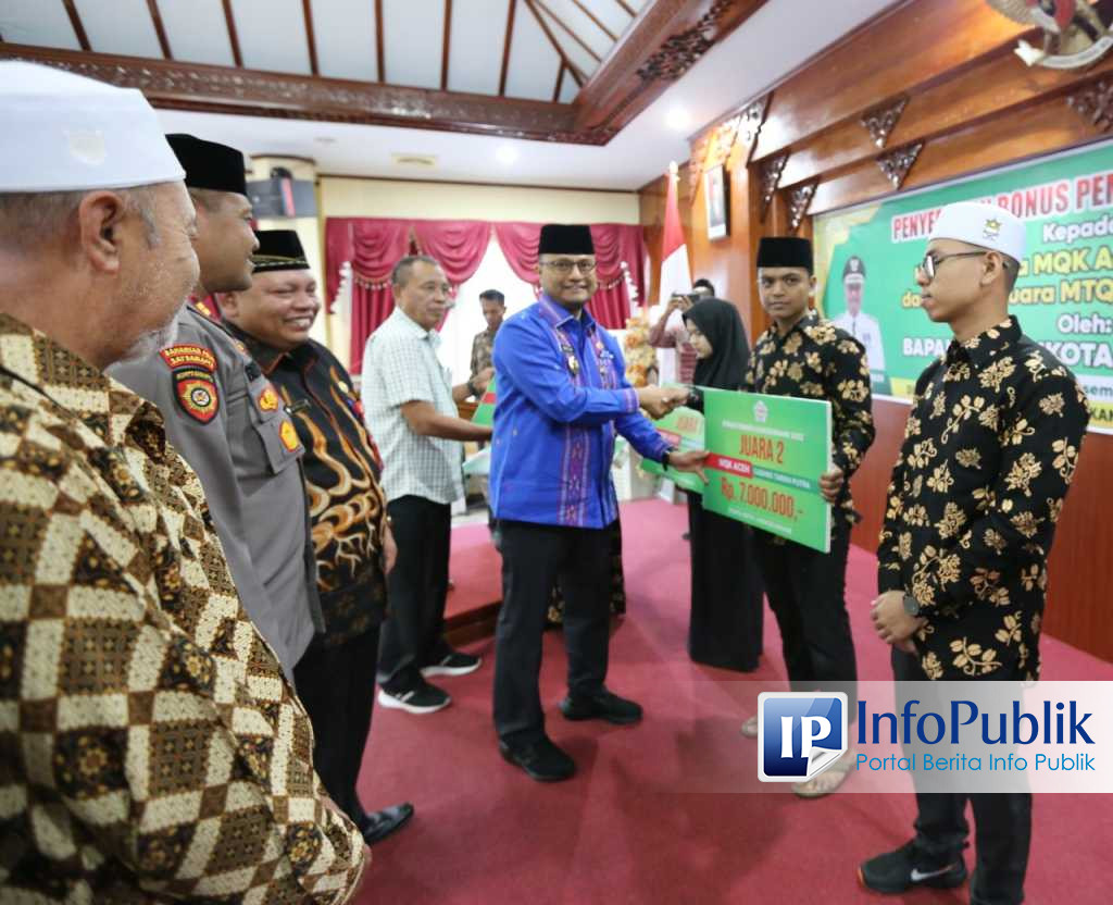 InfoPublik Pj Wali Kota Serahkan Bonus Peraih Juara MQK Dan MTQ