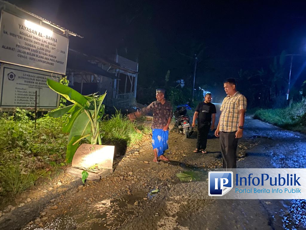 InfoPublik Jalan Rusak Warga Tanam Batang Pisang Di Tengah Jalan