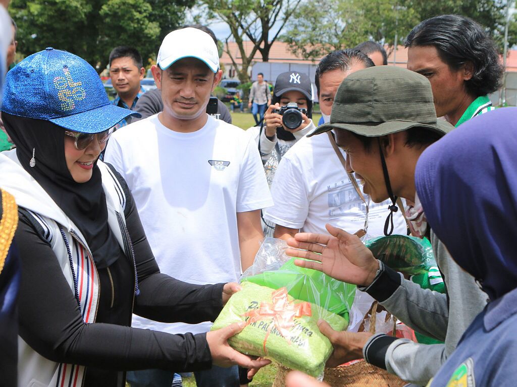 InfoPublik SERAHKAN SEMBAKO UNTUK PETUGAS KEBERSIHAN