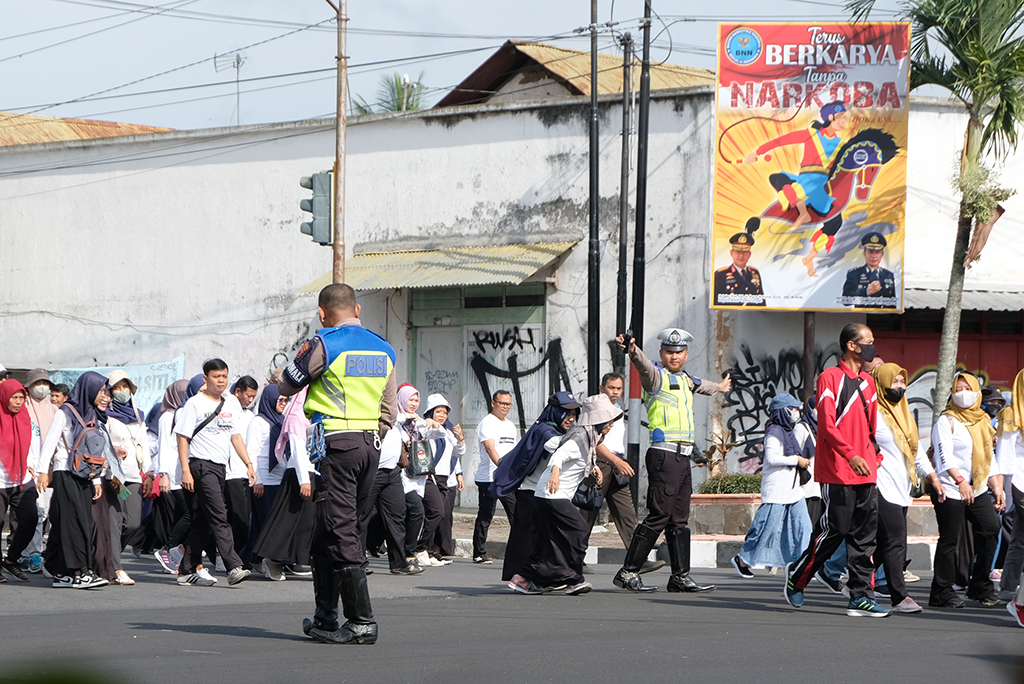 InfoPublik MENGAMANKAN JALUR LALU LINTAS