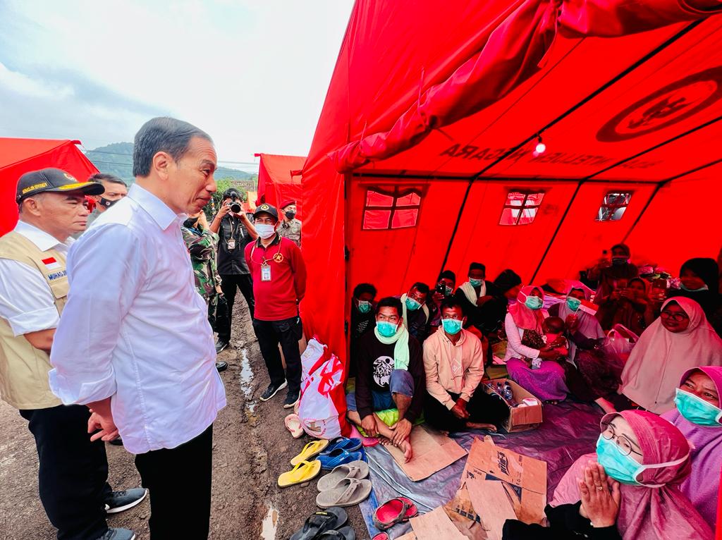 Presiden Mengunjungi  Pengungsi  Gempa Cianjur di Posko BIN 