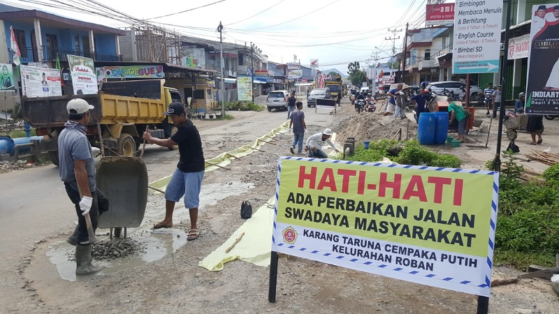 Infopublik Karang Taruna Cempaka Putih Perbaiki Jalan Rusak Secara Swadaya