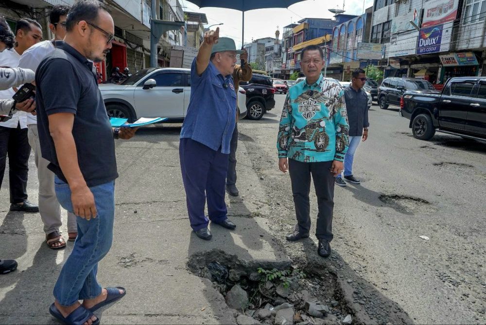 InfoPublik - Gerak Cepat Pj Gubri SF Hariyanto Tinjau Jalan Rusak, Segera  Perbaiki sebelum Idulfitri