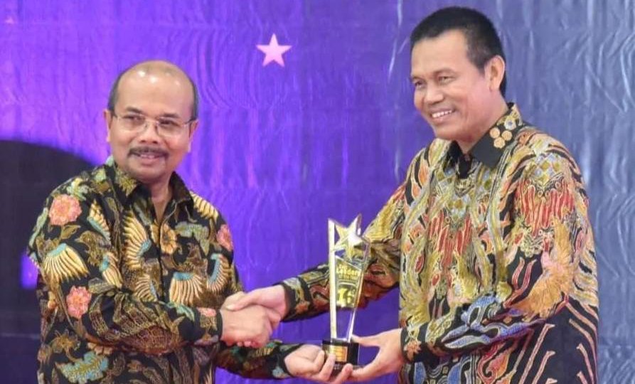 Infopublik Genius Umar Terima Best Leader Of The Year Dari Padang Tv