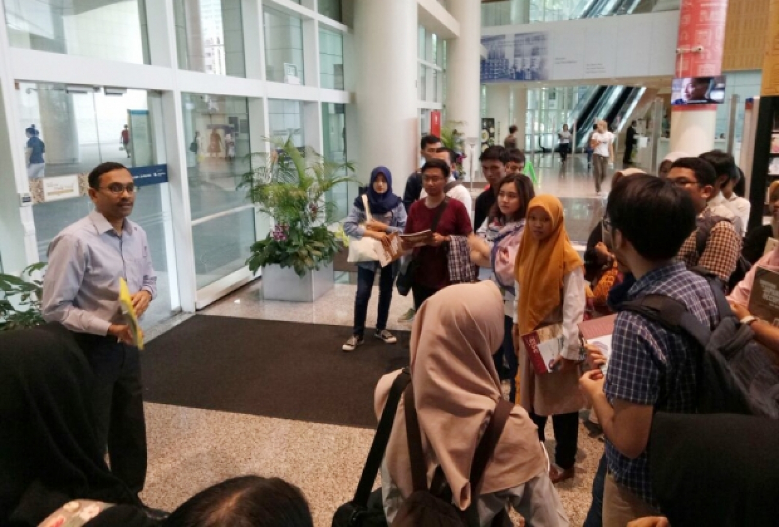 Infopublik Mahasiswa Its Kunjungi Proyek Digitalisasi Perpustakaan Singapura