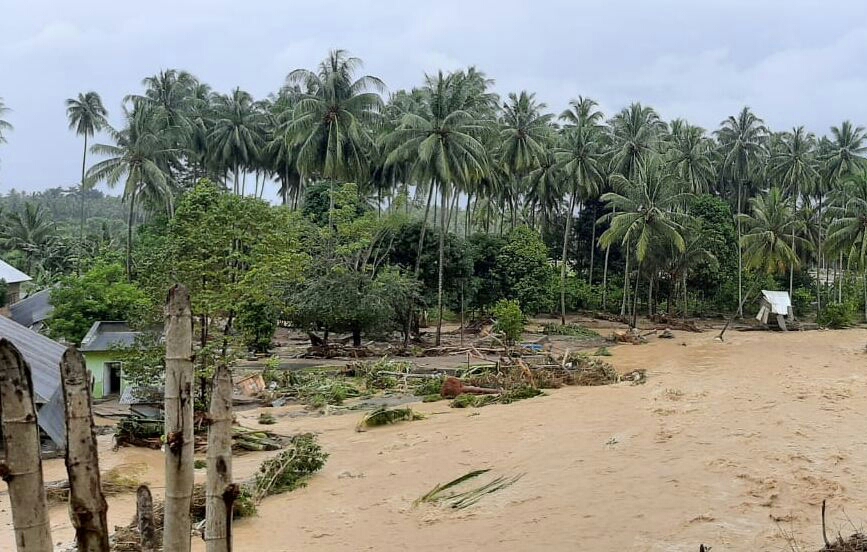 InfoPublik - Banjir Bandang Hanyutkan Puluhan Rumah Di Bolaang Mongondow