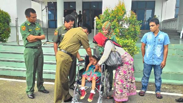 InfoPublik - Penyandang Masalah Disabilitas Terima Bantuan Pemkot Pariaman