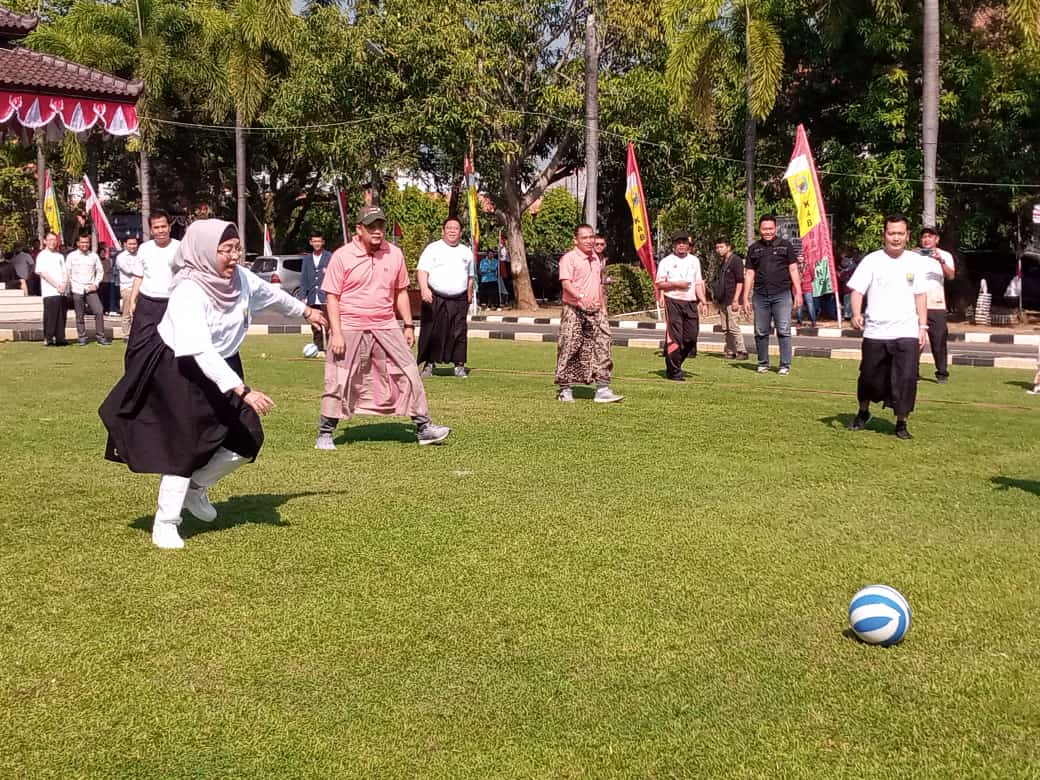 Infopublik Gelar Aneka Lomba Pj Bupati Batang Ikuti Sepak Bola Sarung