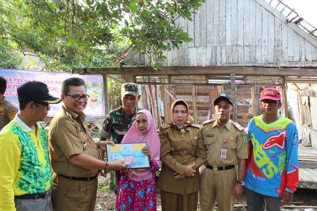 Infopublik Dinas Sosial Kabupaten Balangan Berikan Bantuan Bedah Rumah Tidak Layak Huni