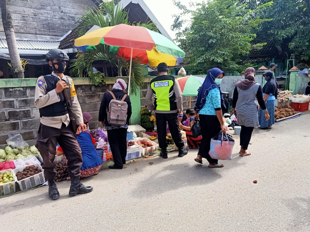 Infopublik Petugas Gabungan Tertibkan Pelanggar Prokes Di Ngawen Blora