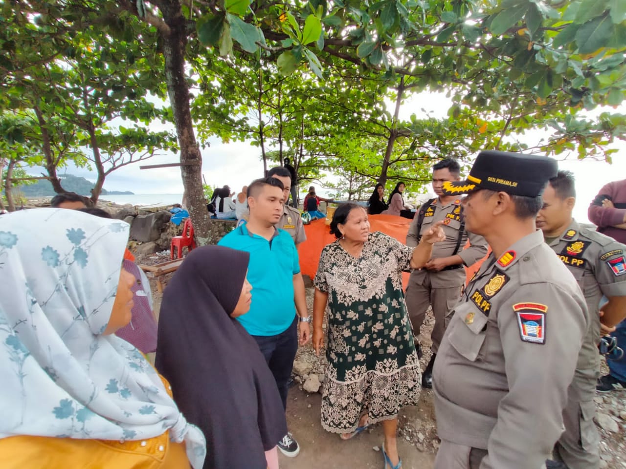 Infopublik Awasi Trantibum Pkl Di Sepanjang Pantai Padang Kembali Dilakukan Penertiban 