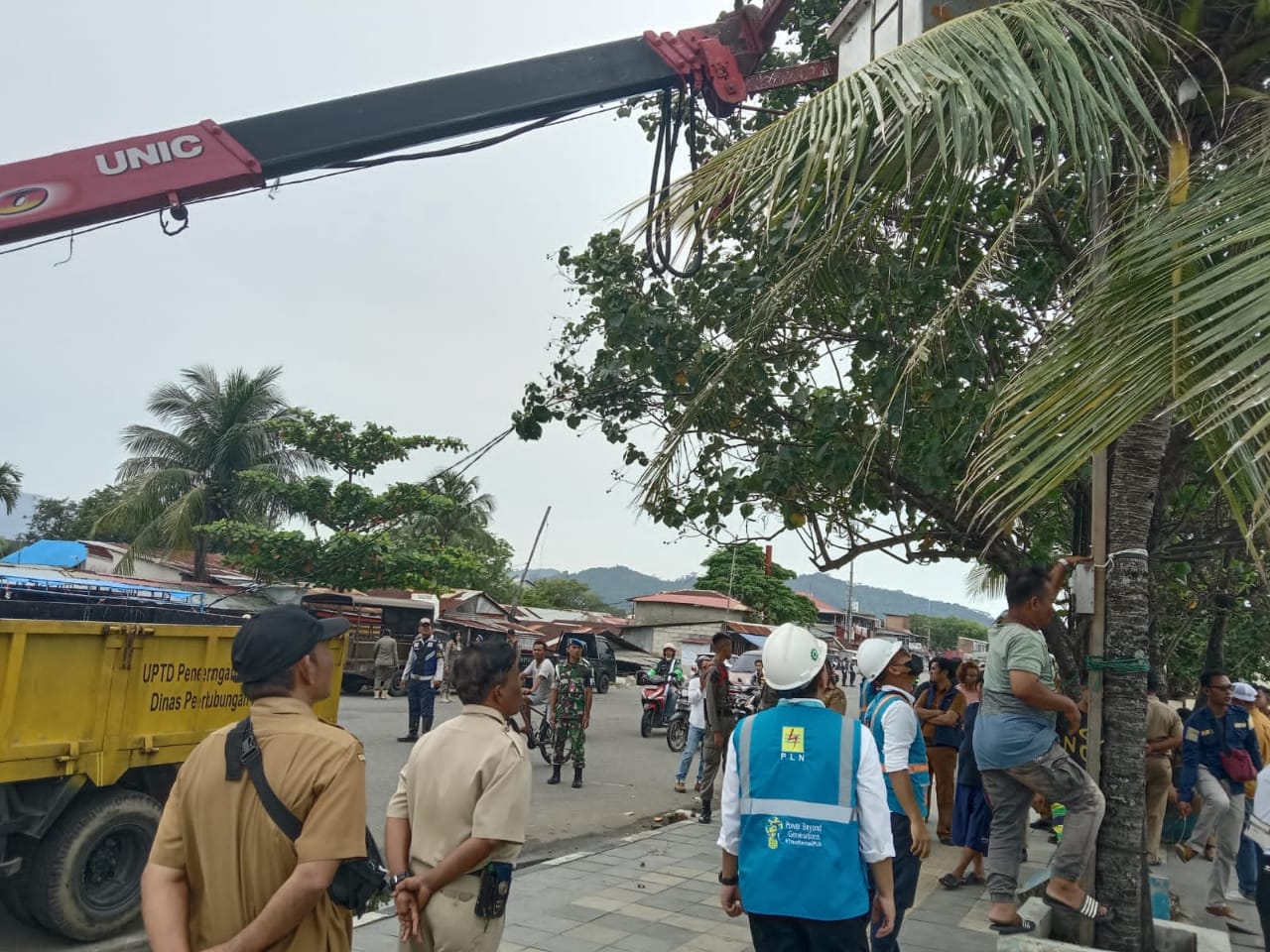 Infopublik Tim Gabungan Kembali Tertibkan Jaringan Listrik Ilegal Di Kawasan Pantai Padang 9304