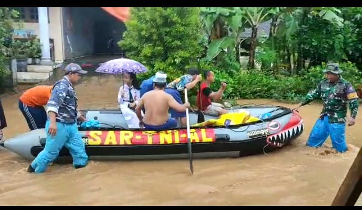 Infopublik Tni Al Turunkan Tim Sar Bantu Korban Banjir Dan Longsor Di Jatim 7414