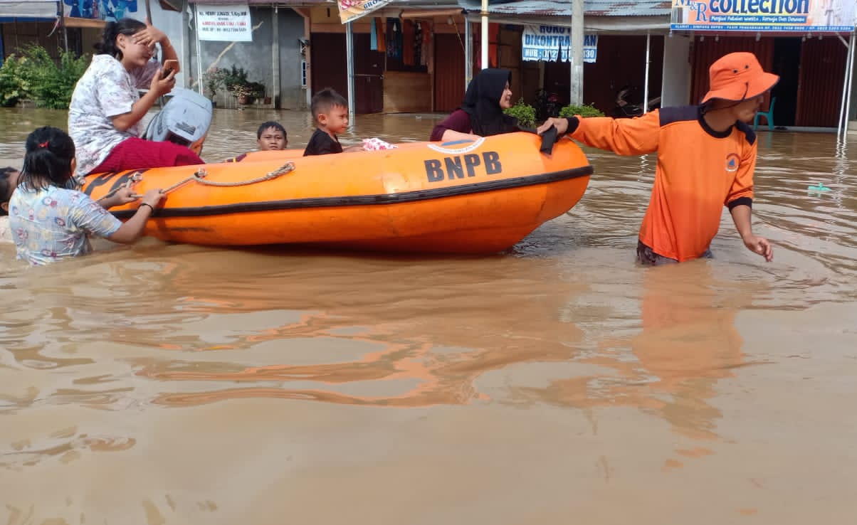 InfoPublik - BPBD Evakuasi Warga Terdampak Banjir Di Rokan Hulu