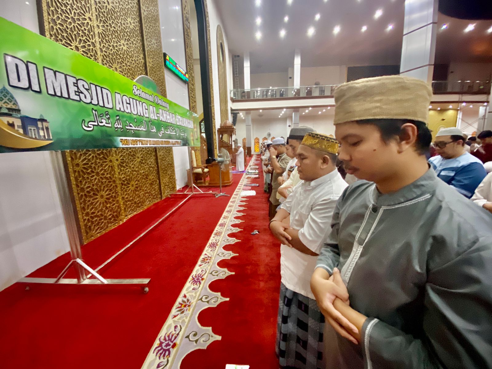 Infopublik Ratusan Jemaah Padati Masjid Al Akbar Balangan Hari Pertama Shalat Tarawih