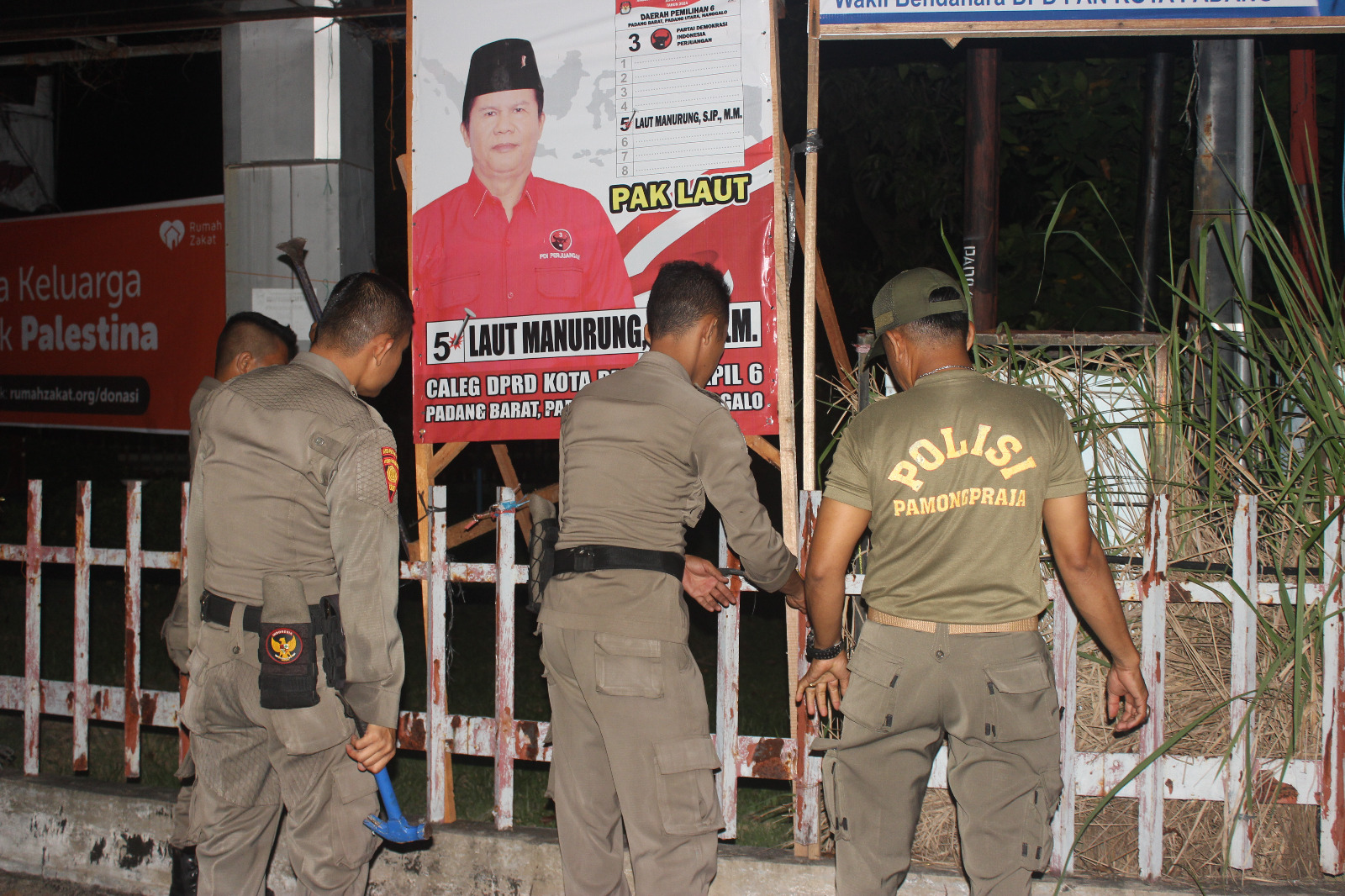 Infopublik Langgar Aturan Ratusan Baliho Dan Spanduk Caleg Di Padang Ditertibkan Satpol Pp 