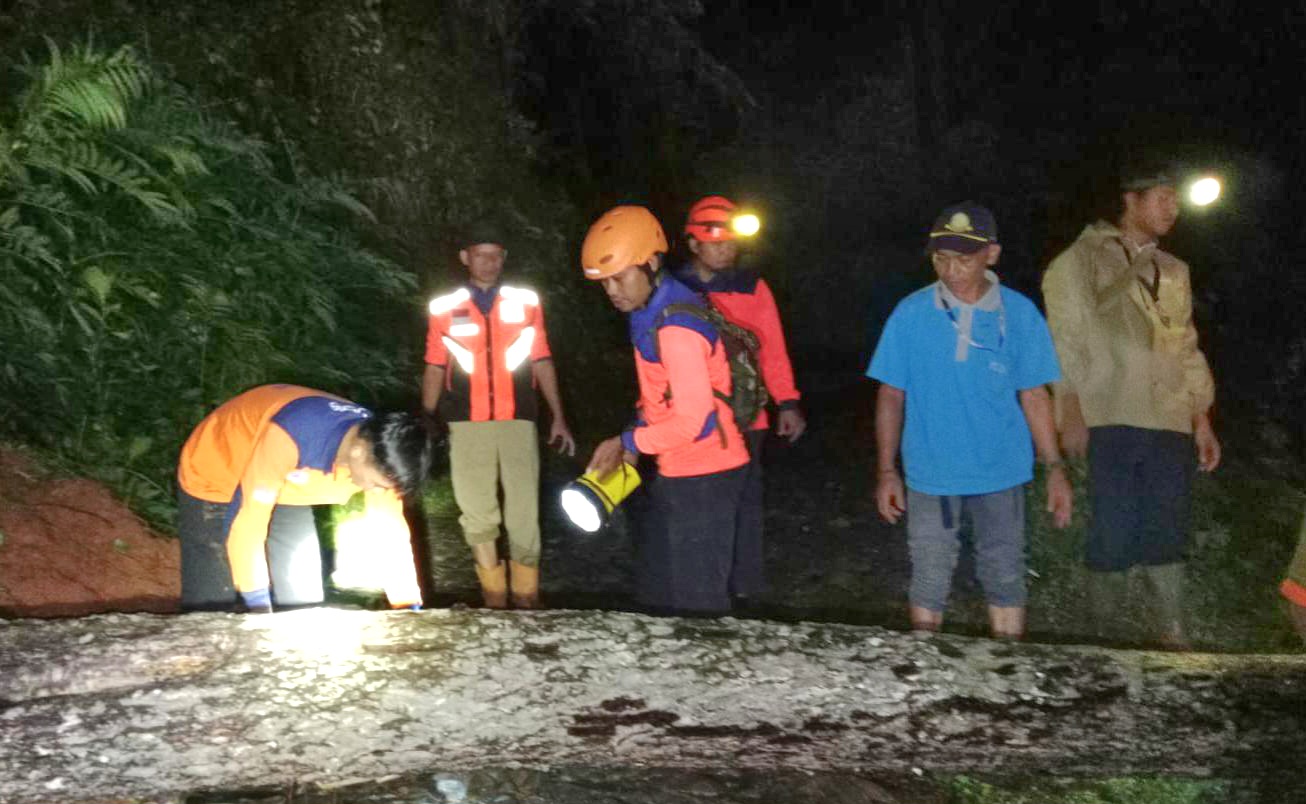 Infopublik Tim Gabungan Lakukan Penanganan Darurat Banjir Dan Tanah Longsor Di Cilacap 