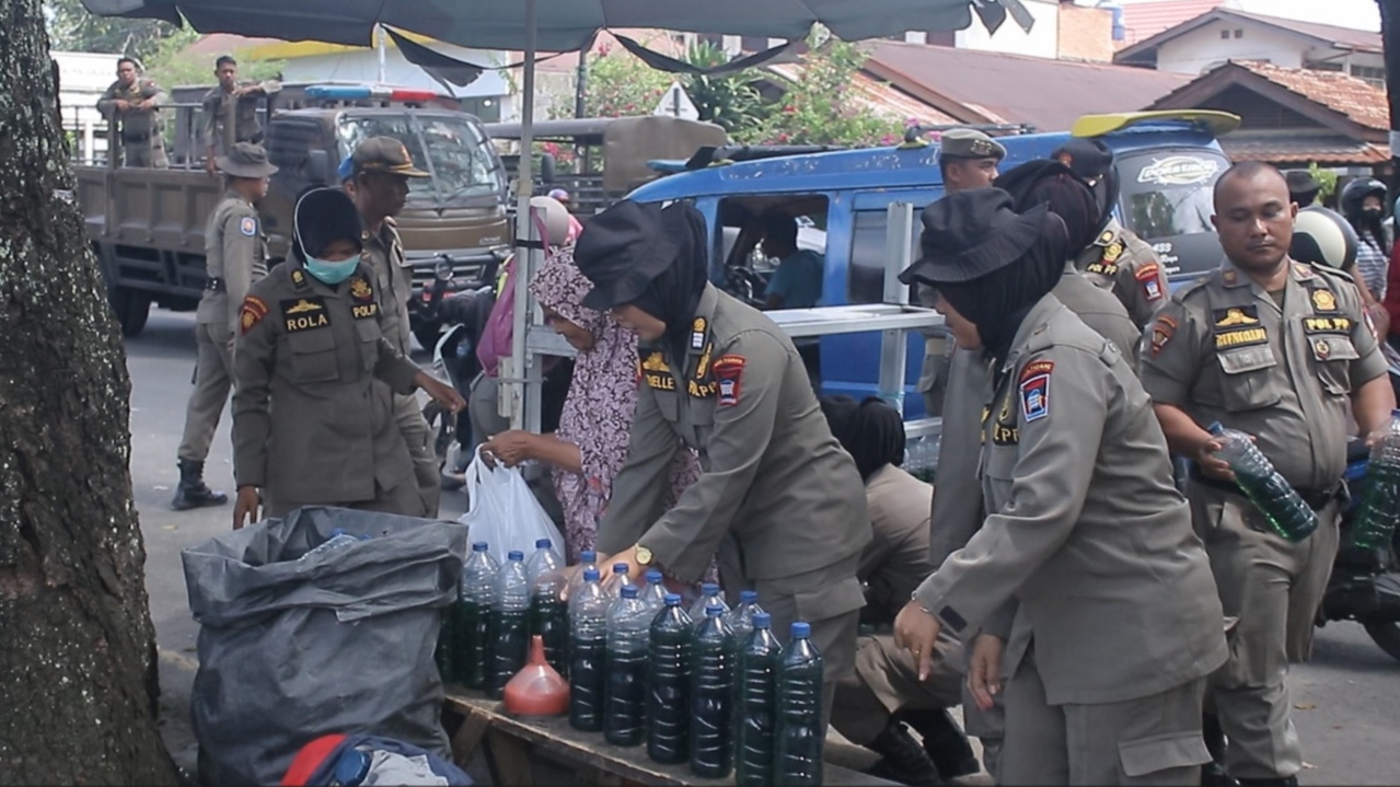 Infopublik Tim Gabungan Pemko Padang Tertibkan Pkl Yang Gunakan Fasum Di Dua Kecamatan 7831