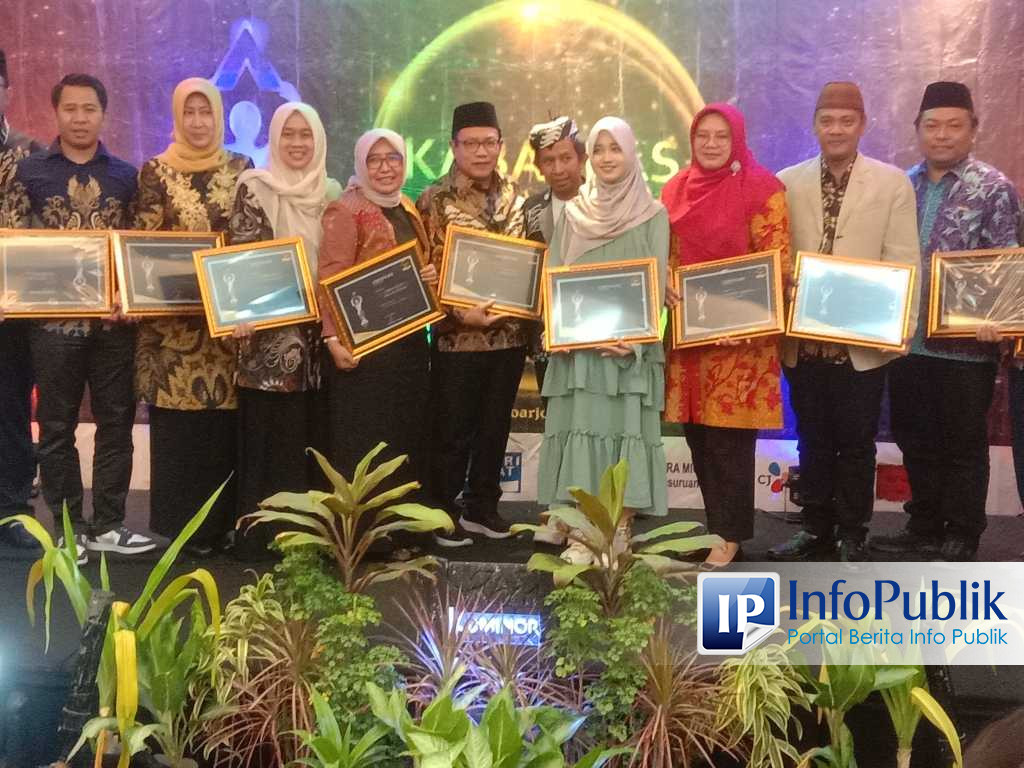 Infopublik - Kabarpas Awards 2023 : Gubernur Jatim Terima Penghargaan 