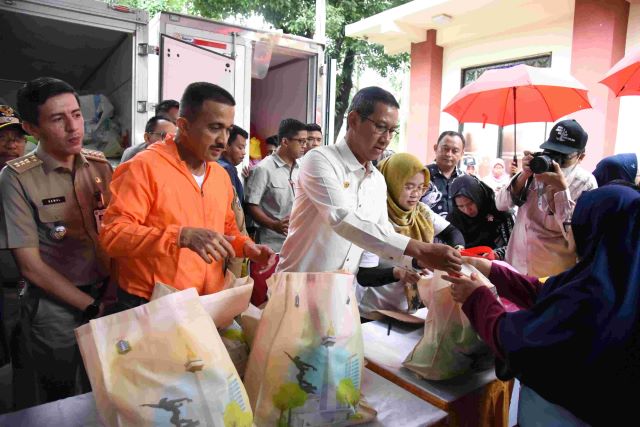 Infopublik Ribuan Warga Kecamatan Makasar Bersyukur Menikmati Sembako Murah