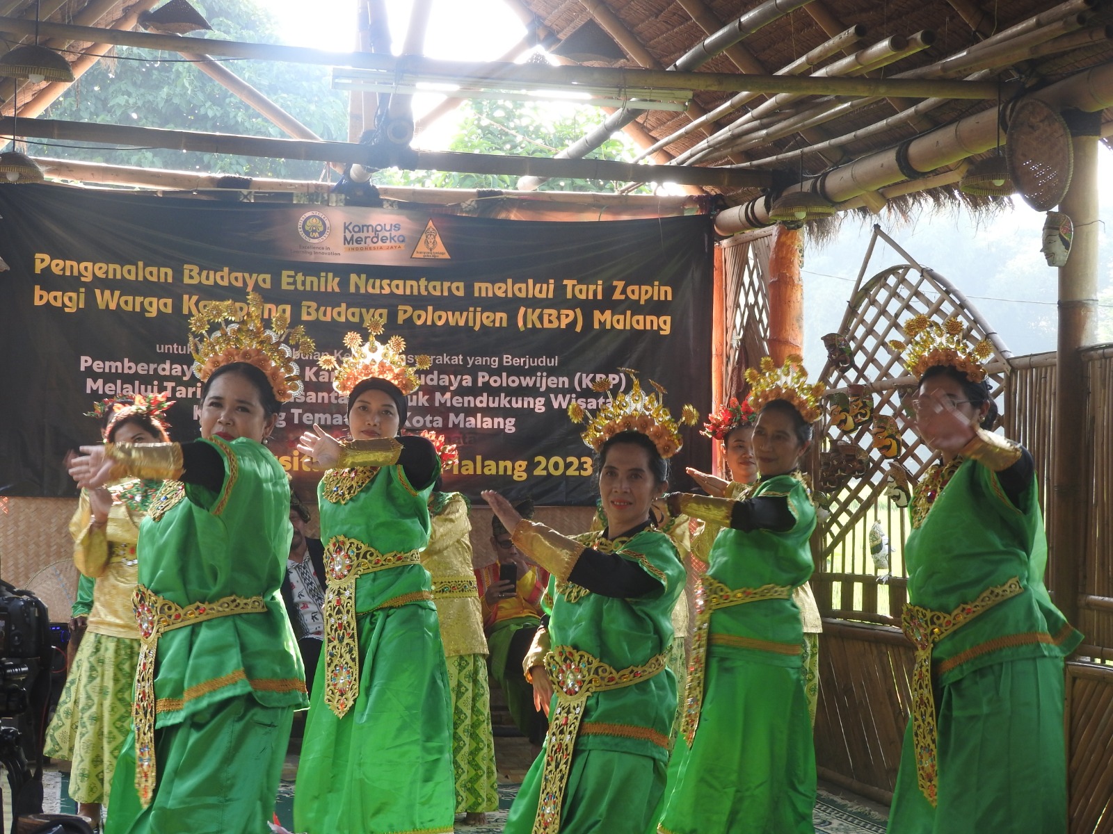 Infopublik Warga Kampung Budaya Polowijen Belajar Tari Zapin