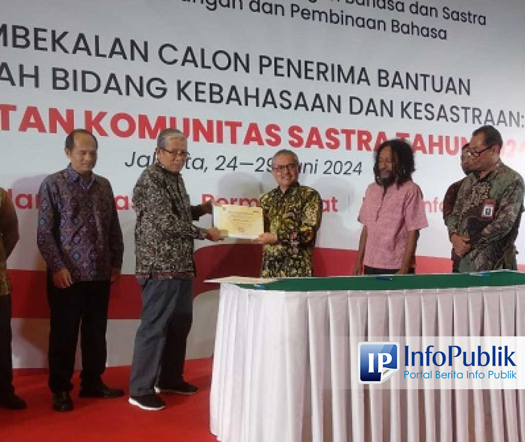 InfoPublik - 50 Tahun Berkarya, Dosen PPG Unusa Terima Penghargaan ...