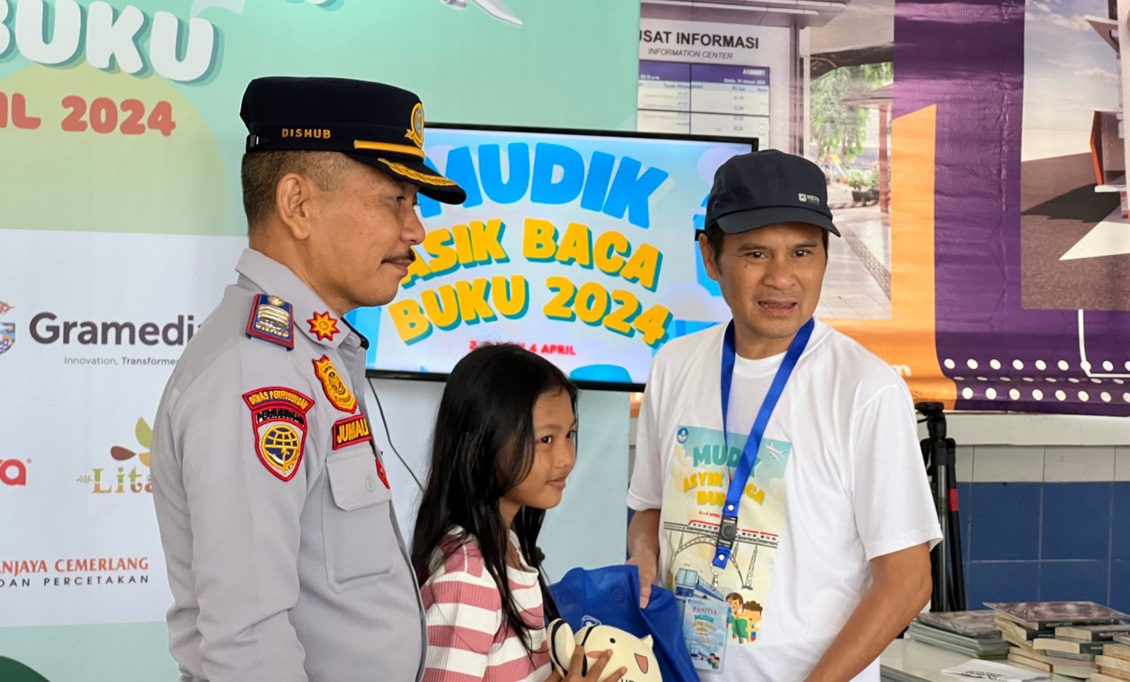 InfoPublik Kemendikbudristek Bagikan Buku Bacaan Bermutu Sebagai