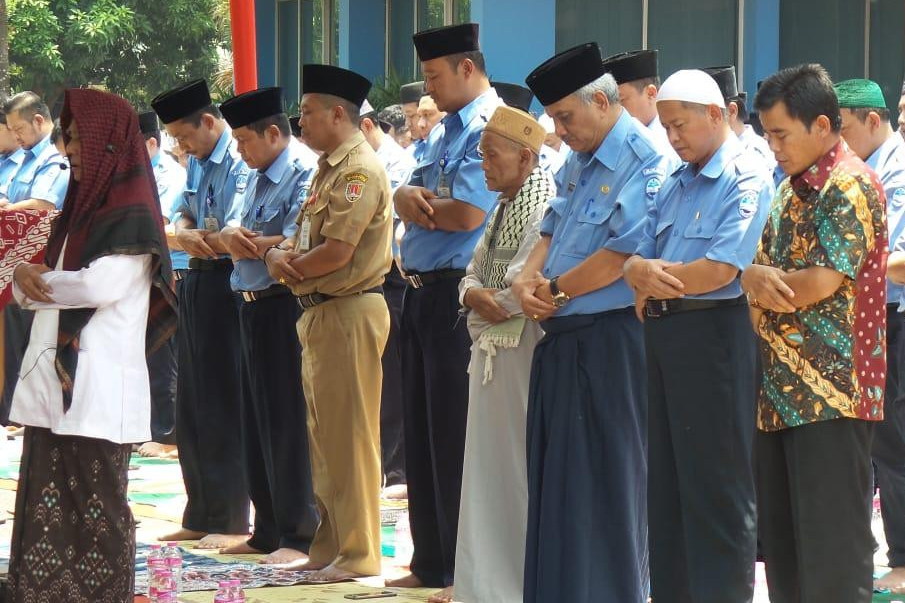 Infopublik Karyawan Dan Direksi Pdam Tirta Moedal Sholat Minta Hujan