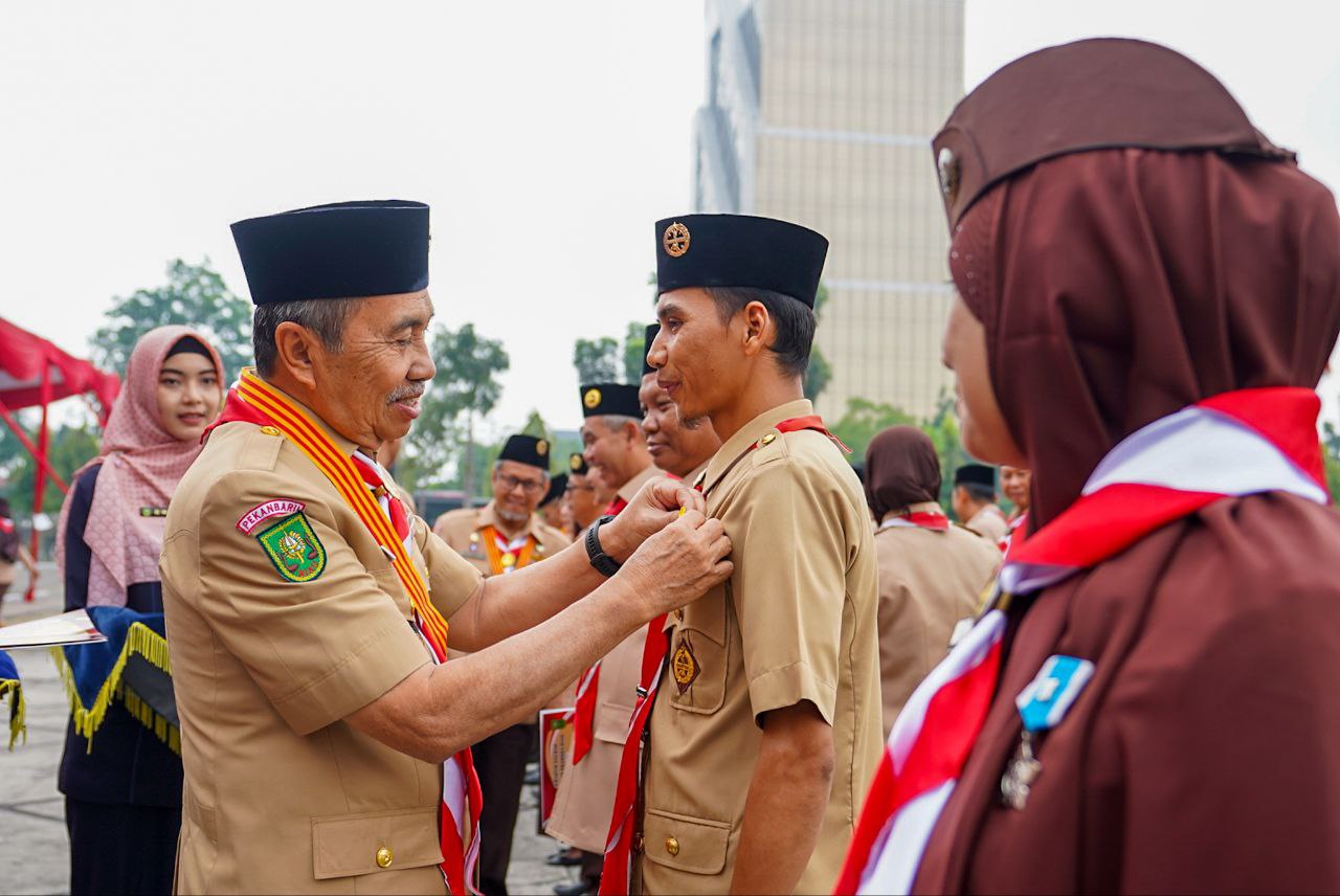 InfoPublik - SEMATKAN LENCANA DARMA BAKTI PRAMUKA RIAU 2023