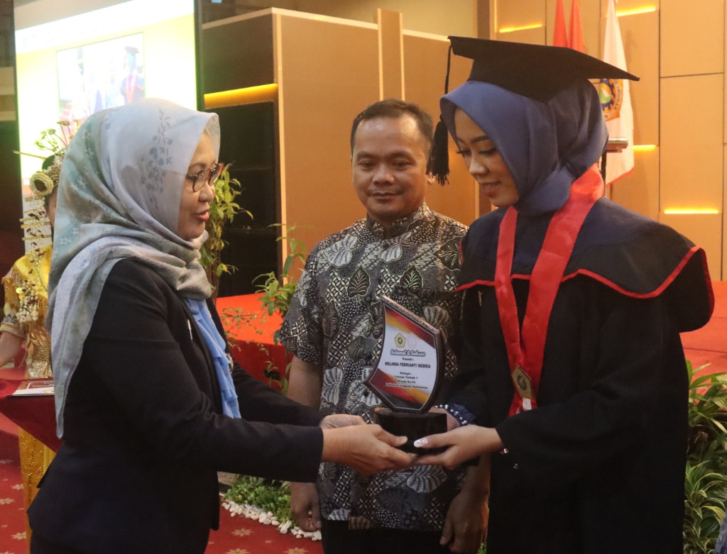 InfoPublik - WISUDAWAN TERBAIK