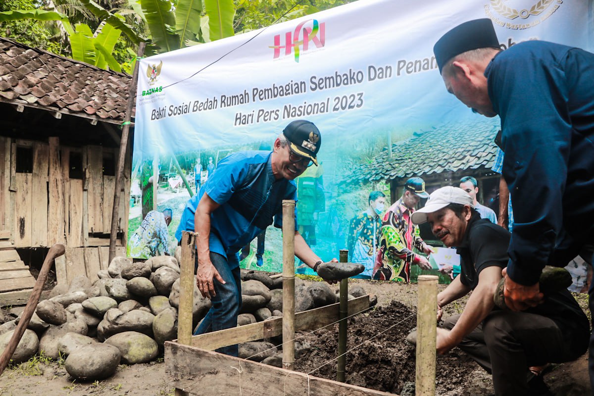 InfoPublik - PELETaKAN BATU PERTAMA