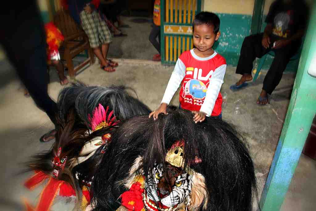 Infopublik Pegang Rambut Kepala Barongan