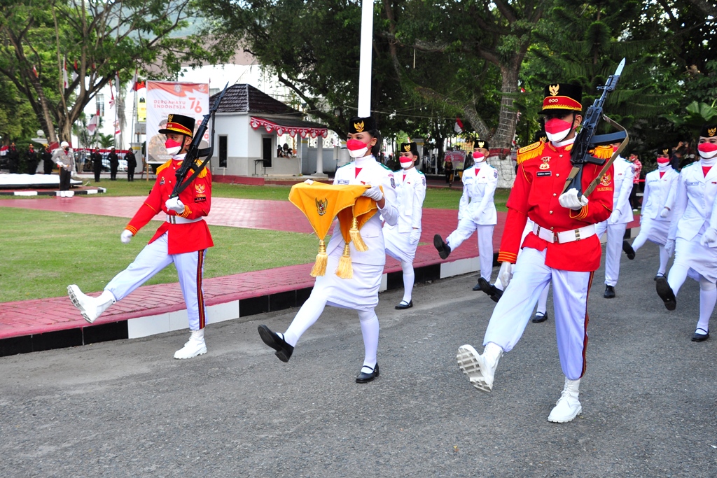 InfoPublik - PETUGAS UPACARA PENURUNAN BENDERA