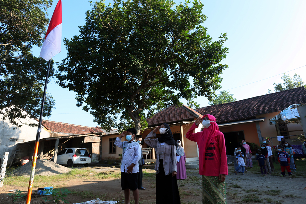 InfoPublik - UPACARA HUT ke 76 RI di HALAMAN RUMAH