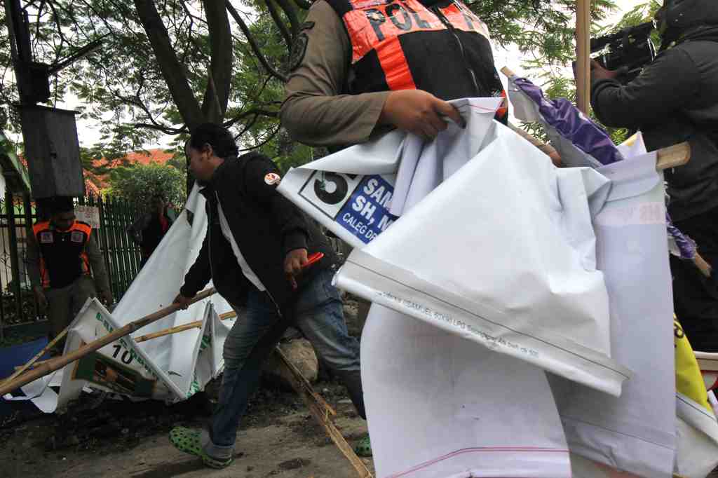 Infopublik Penurunan Alat Peraga Kampanye Di Surabaya 