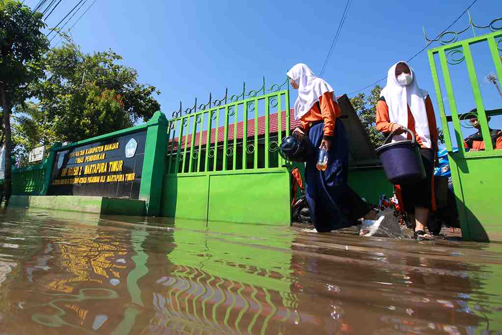 InfoPublik - BERSIHKAN SISA BANJIR