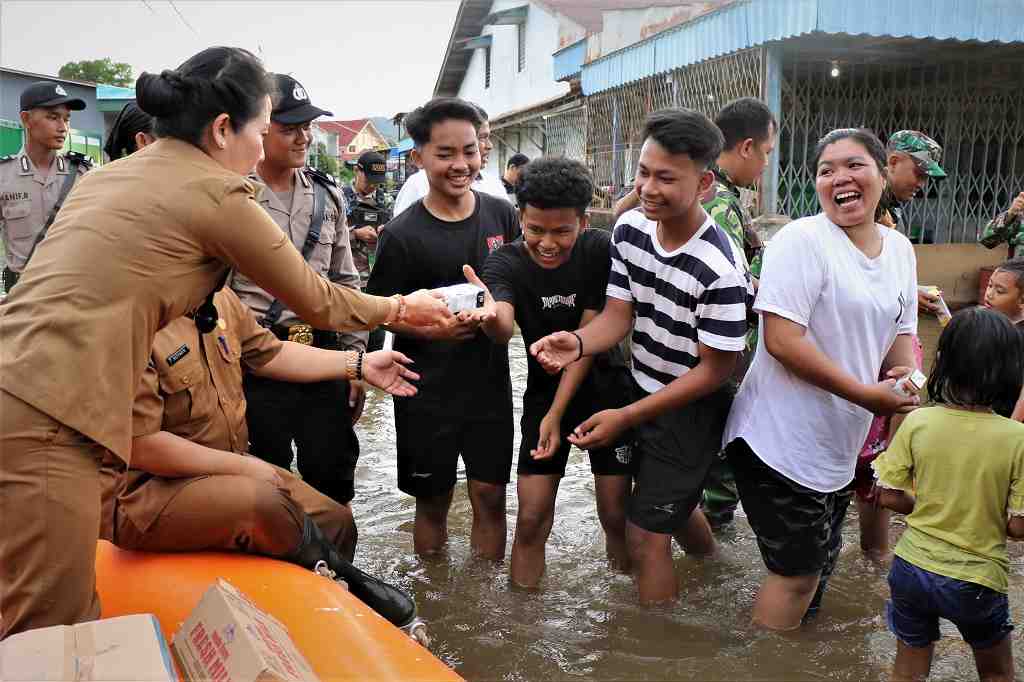 InfoPublik - SERAHKAN BANTUAN KEPADA WARGA TERDAMPAK BANJIR