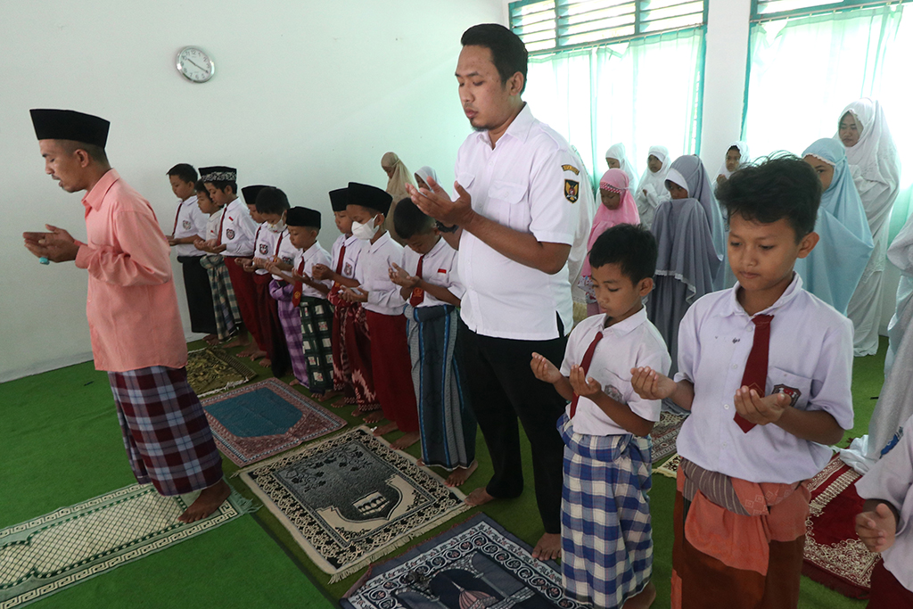 InfoPublik - SALAT GHAIB UNTUK KORBAN GEMPA CIANJUR