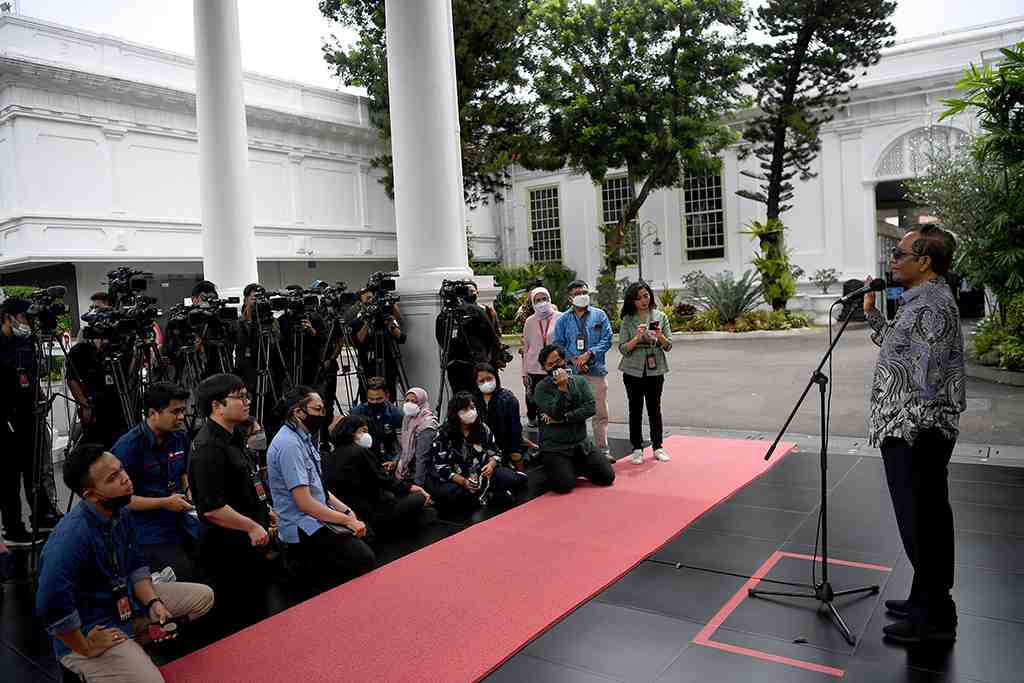 InfoPublik - MAHFUD TANGGAPI PRO KONTRA PERPPU CIPTA KERJA